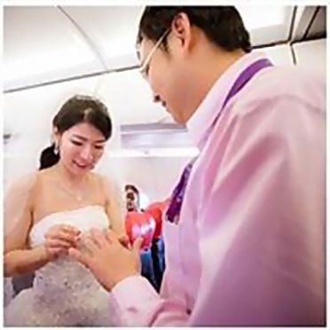 เผยโฉม “สาวไทย” แต่งชุดวิวาห์ ขอหนุ่มแต่งงานบน “เครื่องบิน”