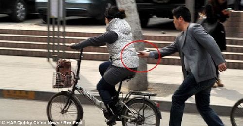 มิจฉาชีพจีนมอบตัวตร.หลังกล้องแฉแสบเสี้ยววินาทีใช้ตะเกียบคีบไอโฟนจากหญิงขี่จักรยาน