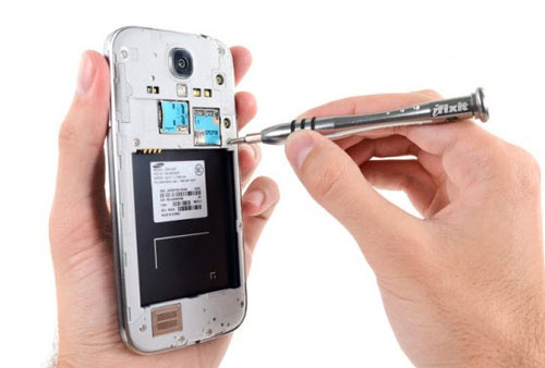 งัดแงะ Samsung Galaxy S4 ไปกับ iFixit