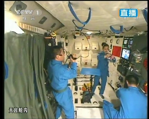 นักบินอวกาศจีน เปิดคลาสสอนวิชาฟิสิกส์พื้นฐาน จากอวกาศ
