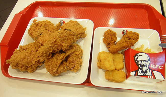 ผิดมากหรอ! เมื่อผมใช้มือกิน KFC แต่ถูกโต๊ะข้างๆว่าแบบนี้!!