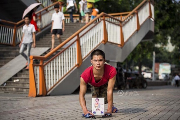 หัวอกคนเป็นพ่อ! หนุ่มจีนพิการคลานหาลูกชาย2ขวบหายตัวนานครึ่งปี