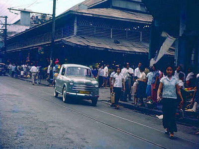 ภาพนี้สันนิษฐานว่าเป็นตลาดบางรัก