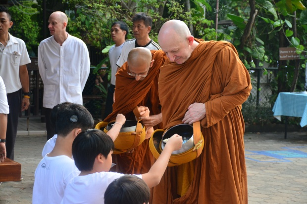 “พระอาจารย์อมโร” ศิษย์หลวงปู่ชา จากวิถีฮิปปี้ สู่เส้นทางของสมณเพศที่น่าเลื่อมใส