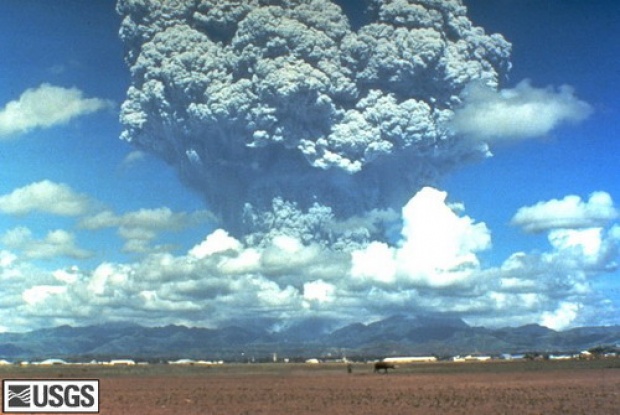 ภูเขาไฟ Pinatubo ระเบิด  ในประเทศฟิลิปปินส์ 