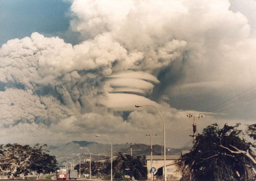 ภูเขาไฟ Pinatubo ระเบิด  ในประเทศฟิลิปปินส์ 