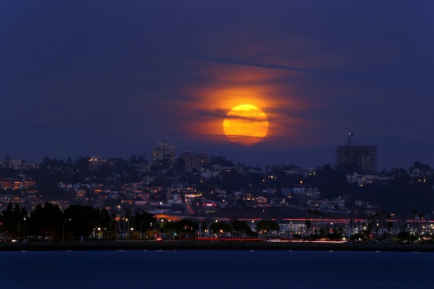 สวยงามมาก บรรยากาศ Super Moon ทั่วโลก!!