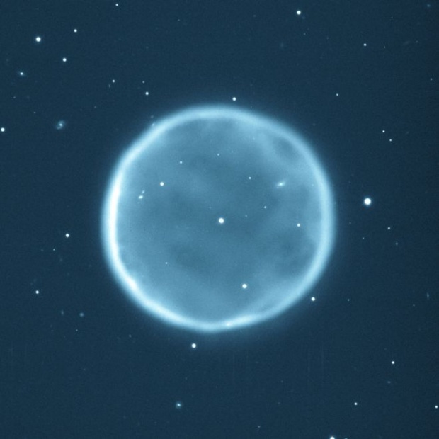ภาพจากฝีมือศิลปิน ของ เนบิวลาดาวเคราะห์ Abell 39 ซึ่งอยู่ห่างจากโลก 7,000 ปีแสง