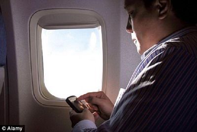 ร้ายกว่าที่คิด เตือนเล่นไอแพด ไอโฟน แบล๊คเบอร์รี่เพียงเครื่องเดียว สามารถทำให้เครื่องบินตกได้