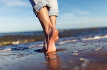 วิทยาศาสตร์บอกว่าการเดินเท้าเปล่าจะทำให้คุณมีสุขภาพดี