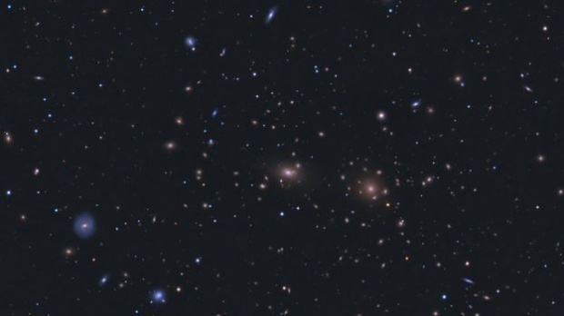 กระจุกดาราจักร Coma Cluster ประกอบด้วยดาราจักรอย่างน้อย 1,000 กาแล็กซี
