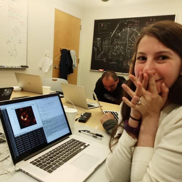 “เคที บาวแมน” ผู้คิดค้นสูตรคอมพิวเตอร์ทำให้ถ่ายรูป “หลุมดำ” ได้เป็นครั้งแรกของโลก!