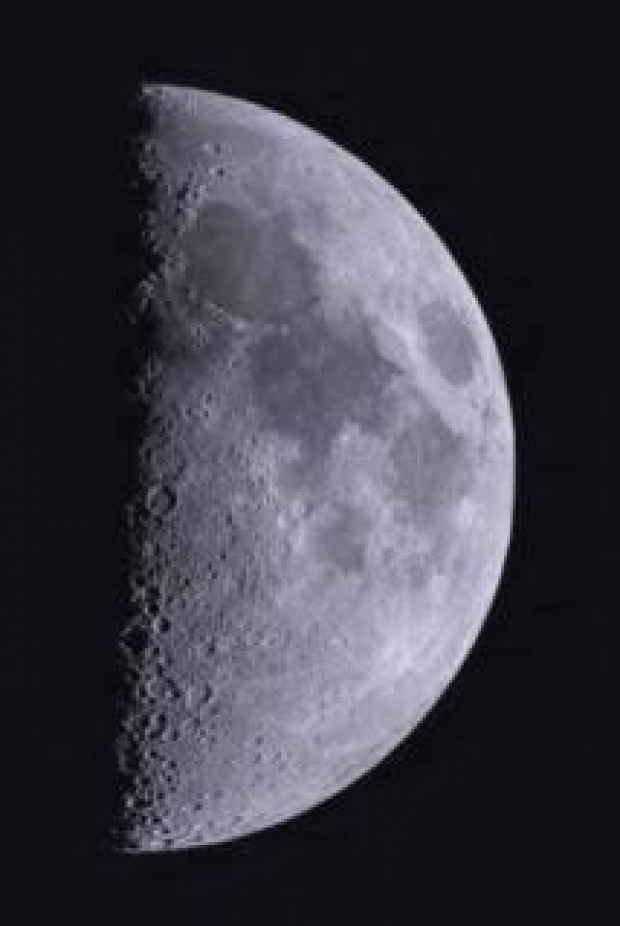 มารู้จัก จันทร์กึ่งแรก ที่ทำให้เราเห็นพระจันทร์ตอนกลางวัน 