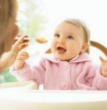 แม่ใช้เคี้ยวอาหารป้อนใส่ปากทารก เอาเชื้อเอดส์ไปติดลูก