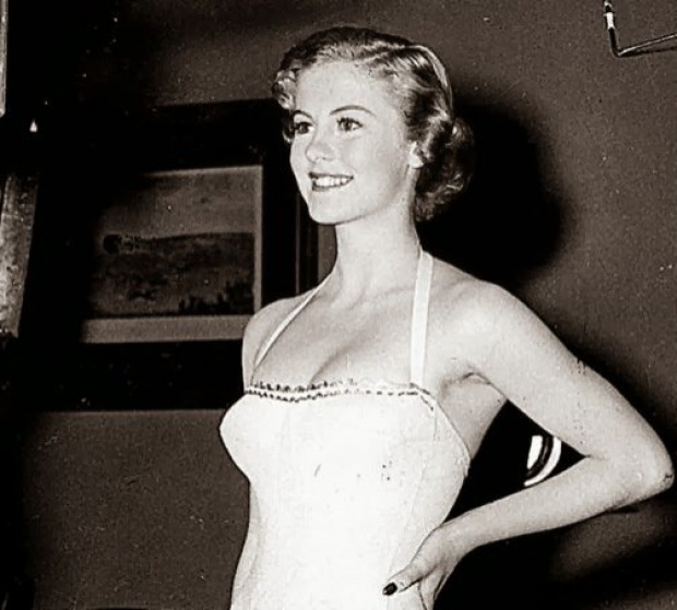 เผยโฉมหน้า Miss Universe คนแรกของโลก!! และผู้มอบมงกุฎในวันนั้น ผ่านไป 65 ปี?