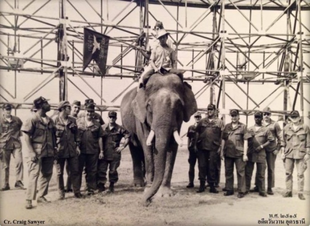 บรรยายภาพ – ทหารอเมริกันถ่ายภาพกับช้างไทยเป็นที่ระลึกในค่ายรามสูร