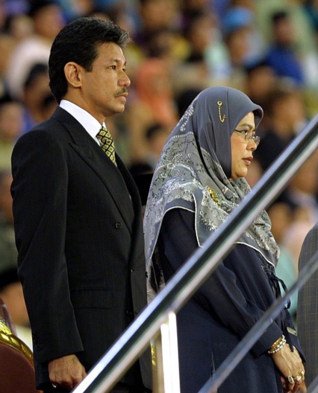 เจ้าชายเจฟรี โบลเกียห์ (ซ้าย) ในงานฉลองวันชาติเมื่อปี 2004, AFP / AFP FILES / ROSLAN RAHMAN