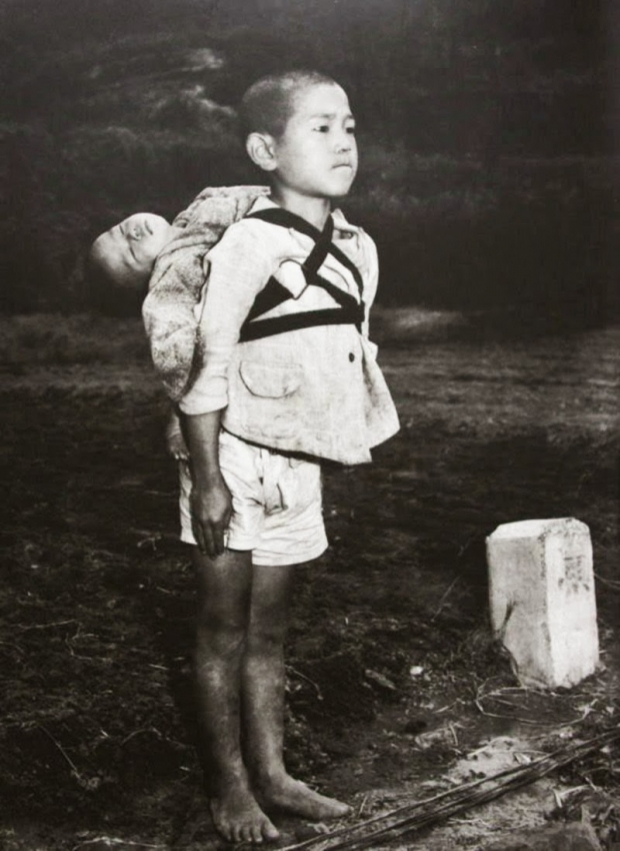 ความจริงเบื้องหลังภาพ “เด็กชายแบกศพน้อง” เรื่องสุดเศร้าจากระเบิดนางาซากิ