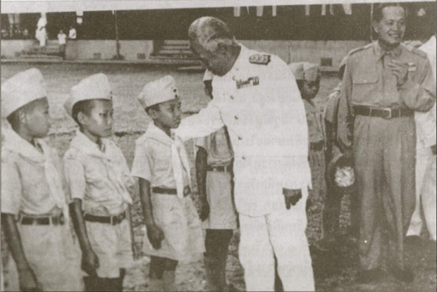 จอมพล ป. พิบูลสงคราม แวะทักทายเด็กนักเรียนหลังทำพิธีเปิดโรงเรียนวัดเขมภิรตาราม เมื่อวันที่ 25 มิถุนา