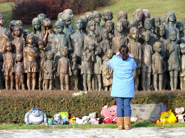 โหดร้าย...อนุสรณ์สถาน..เด็กที่ตกเป็นเหยื่อสงครามใน Lidice ของเยอรมัน